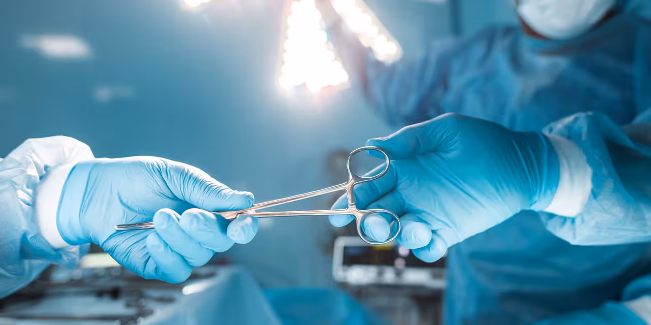 Zwei Hände mit Schere