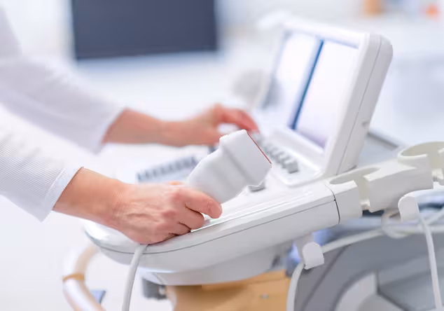 Ärztin bedient ein Duplex-Gerät